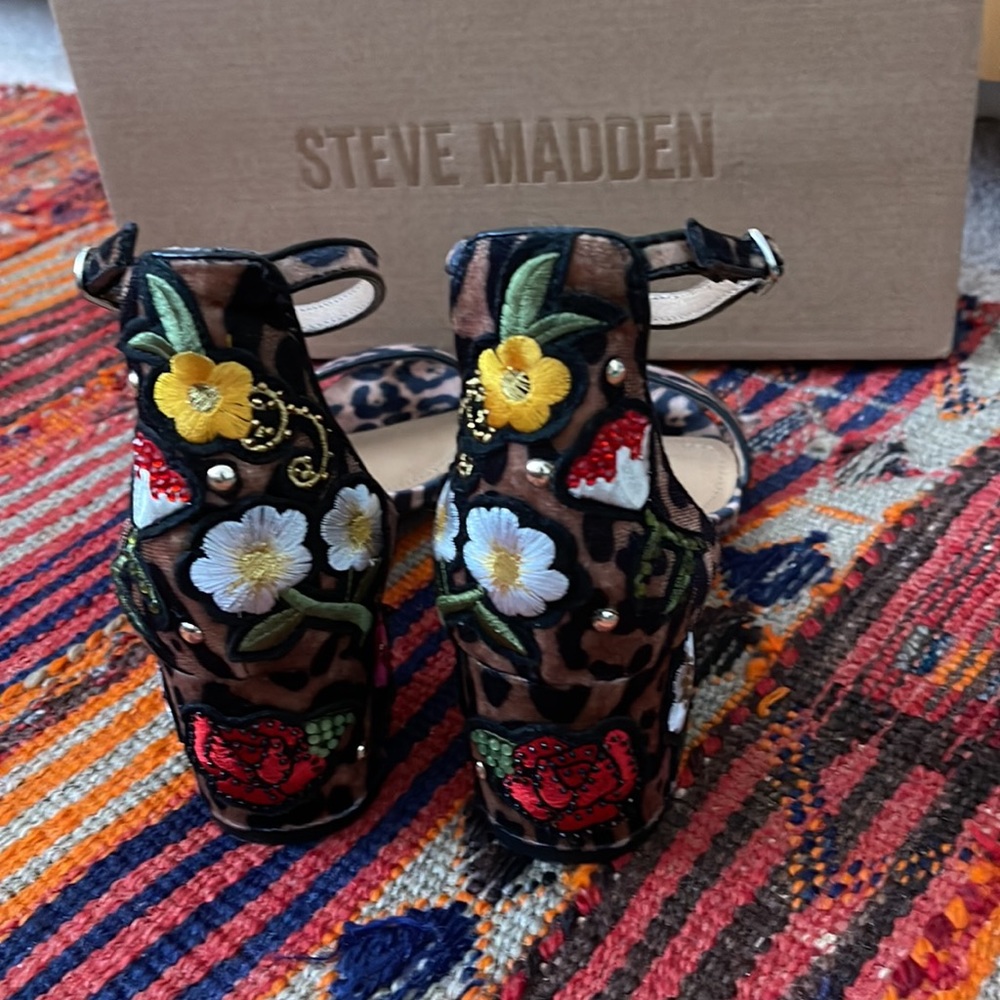Women Steve Madden Low Block Heel Strap Embroidered Gorgeous Shoes Sandals 7